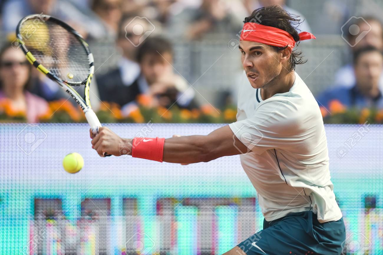 スペインのテニス選手ラファエル ナダルがムトゥアマドリレーニャ マドリード オープン 13年粘土裁判所 Atp ワールドツアーマスターズ 1000年 マギカ会場ラ Caja マドリード大会の試合中にボールを返しますマドリード スペイン 13 年 5 月 8 日 の写真素材