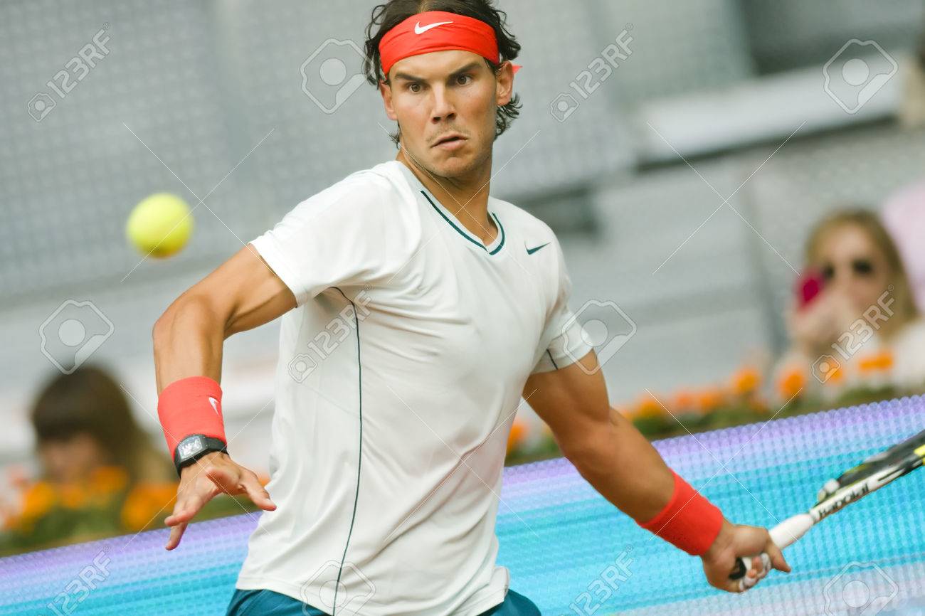 スペインのテニス選手 Rafael Nadal ムトゥアマドリレーニャ マドリード オープン 13年粘土裁判所 Atp ワールドツアーマスターズ 1000年 マギカ会場ラ Caja マドリード大会の試合中にボールを返しますマドリード スペイン 13 年 5 月 8 日 の写真素材 画像