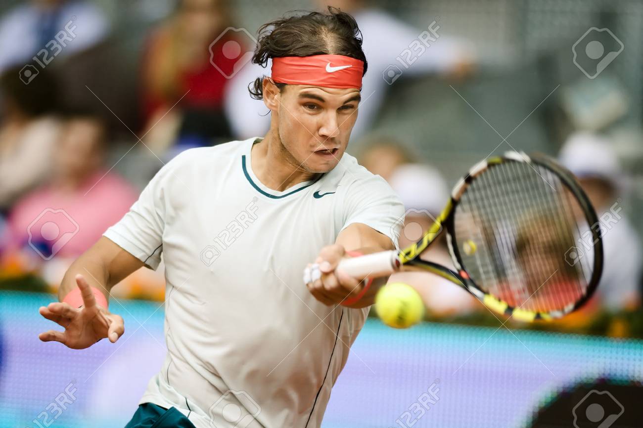 スペインのテニス選手ラファエル ナダルがムトゥアマドリレーニャ マドリード オープン 13年粘土裁判所 Atp ワールドツアーマスターズ 1000年 マギカ会場ラ Caja マドリード大会の試合中にボールを返しますマドリード スペイン 13 年 5 月 8 日 の写真素材