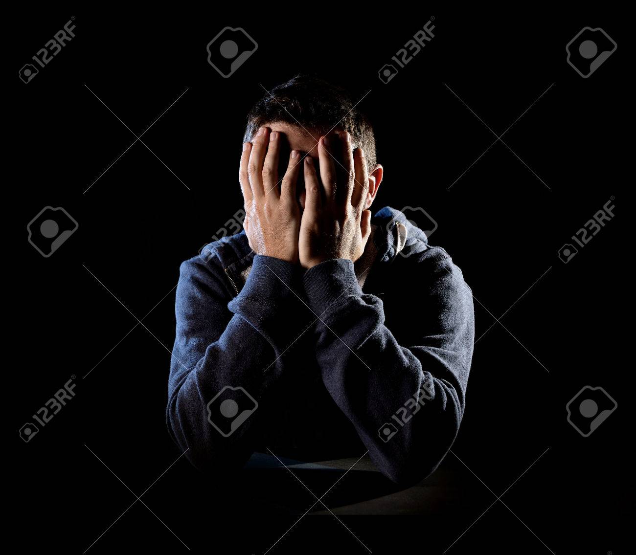 絶望的な若者に苦しんでいると深い抑うつ状態 痛みと感情的な障害 悲しみと絶望の概念と黒の背景に分離でエッジの効いた グランジのスタジオの照明の手で顔を覆っています の写真素材 画像素材 Image 絶望的な若者に苦しんでいると深い抑うつ状態 痛みと感情的な障害 悲しみと絶望の概念と黒の背景に分離でエッジの効いた グランジのスタジオの照明の手で顔を覆っています の写真素材 画像素材 Image