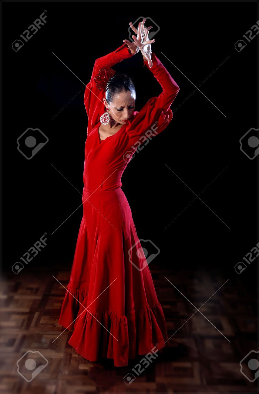 danseuse flamenco jeune femme espagnol flamenco danseur Sevillanas spectacle folklorique porter le costume traditionnel rouge