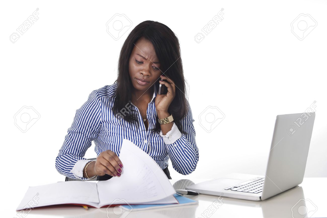 Schwarz African American Ethnizitat Frau Arbeitet Hart Als Sekretar In Stress Reden Uber Handy Multitasking Bei Der Arbeit Sitzen Schreibtisch Mit Laptop Computer Bei Frauen Business Konzept Lizenzfreie Fotos Bilder Und Stock Fotografie Image