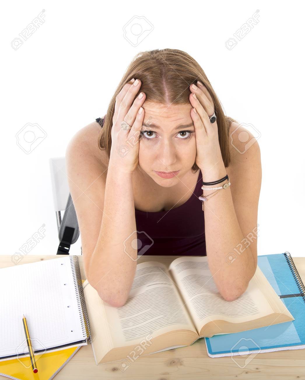 忙しい大学受験勉強していた若い美しい大学生学生少女の絶望的な心配し ストレスに感じ疲れて青少年教育概念の本が机の上に座って圧力をテスト の写真素材 画像素材 Image 37086797