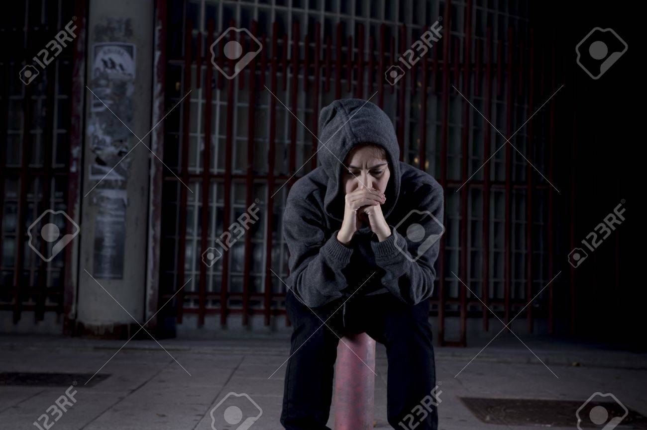 Jeune Femme Triste Seule Portant Capuche Sur La Rue Souffrant De Depression Recherche Desesperee Et Impuissante Assis Seul Dans La Nuit Milieu Urbain Chez Les Femmes Victimes De Violence Notion Banque D Images