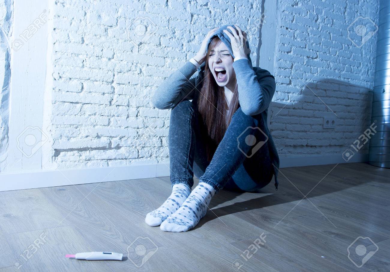Junges Teenie Girl Wird Zerstört Junges Teenie Girl Wird Zerstört