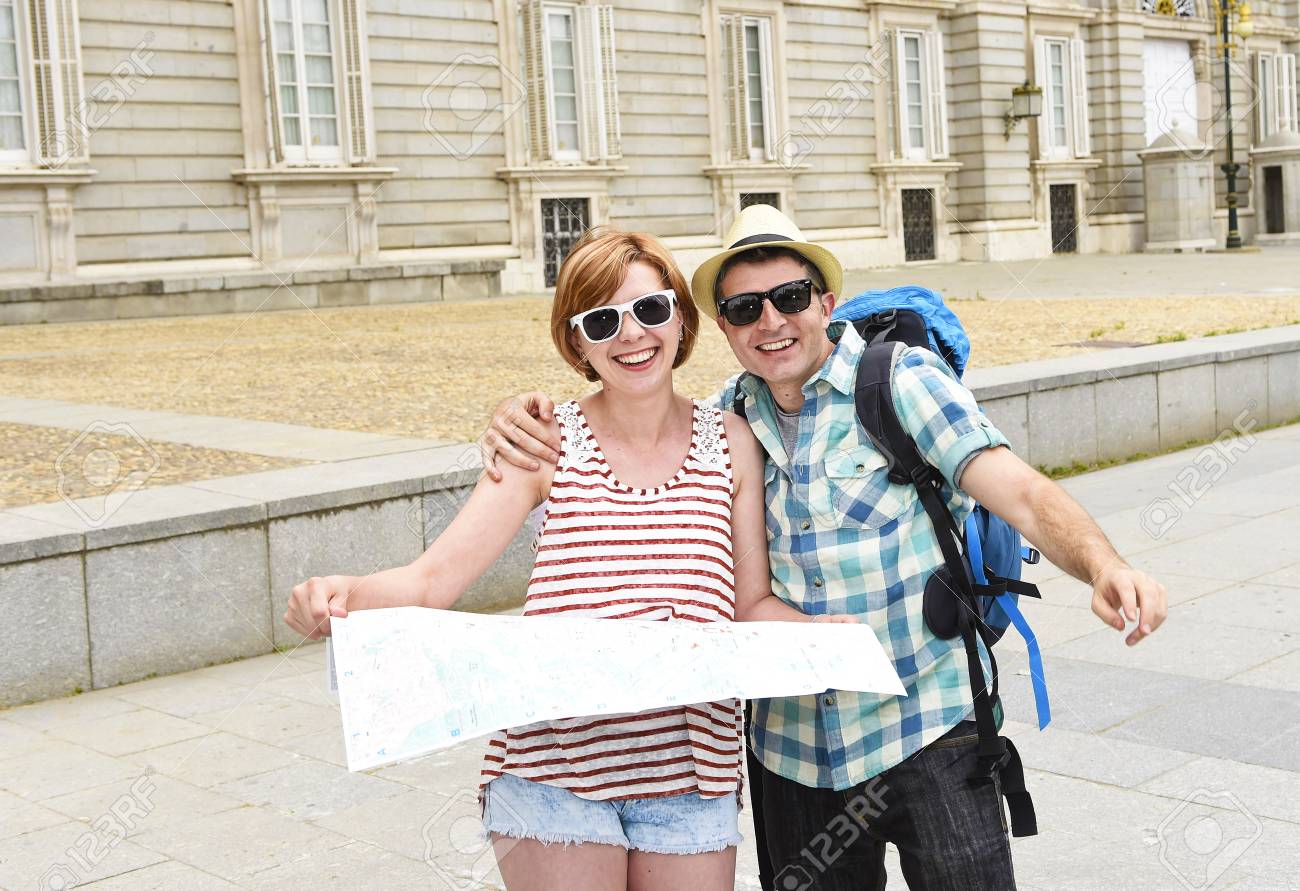 Resultado de imagen para pareja turista en españa