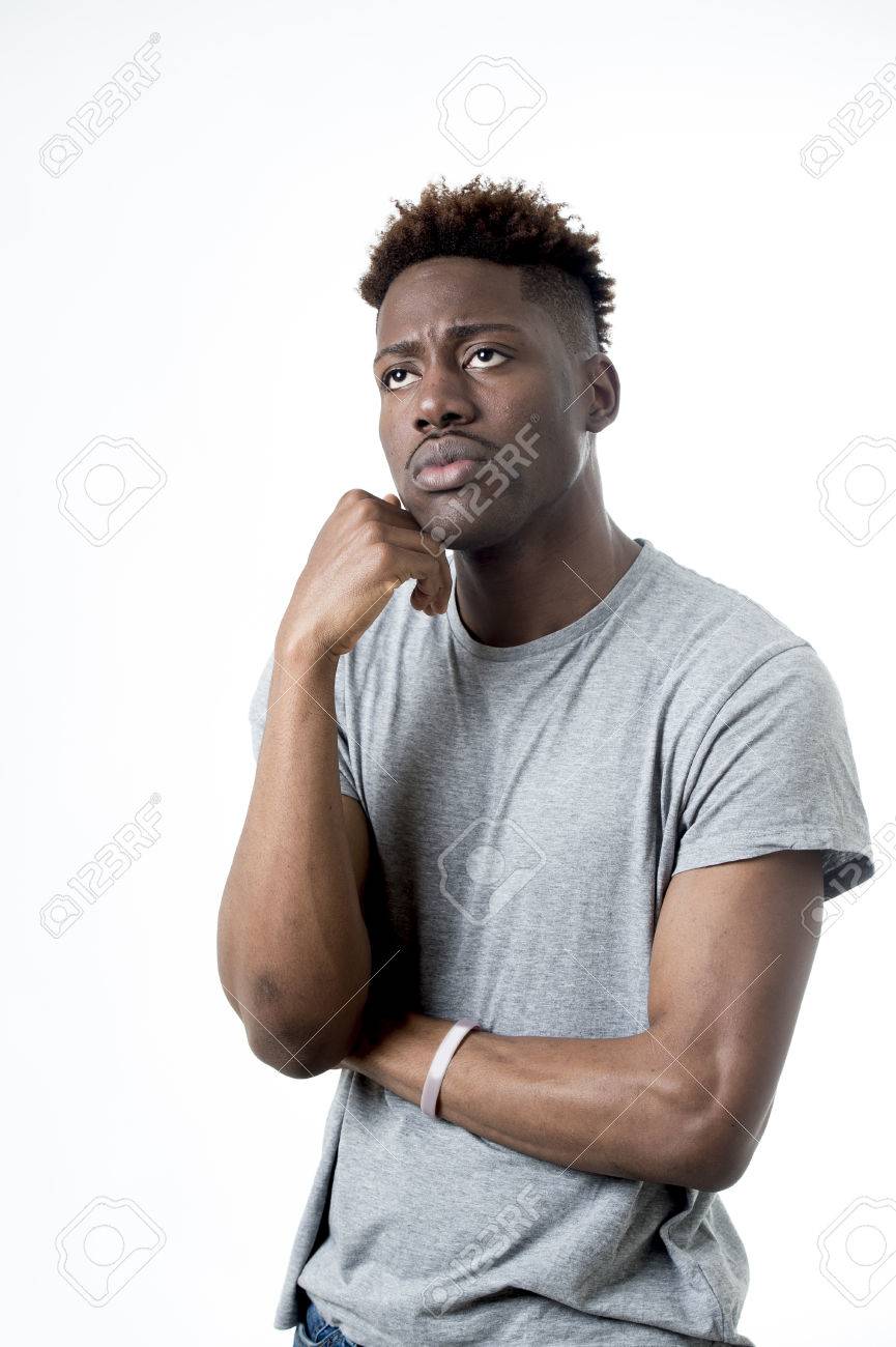 悲しみと落ち込んで感情的で 白い背景で隔離の悲しみ表情ポーズを探している 代の若い魅力的なアフロ アメリカ人 の写真素材 画像素材 Image