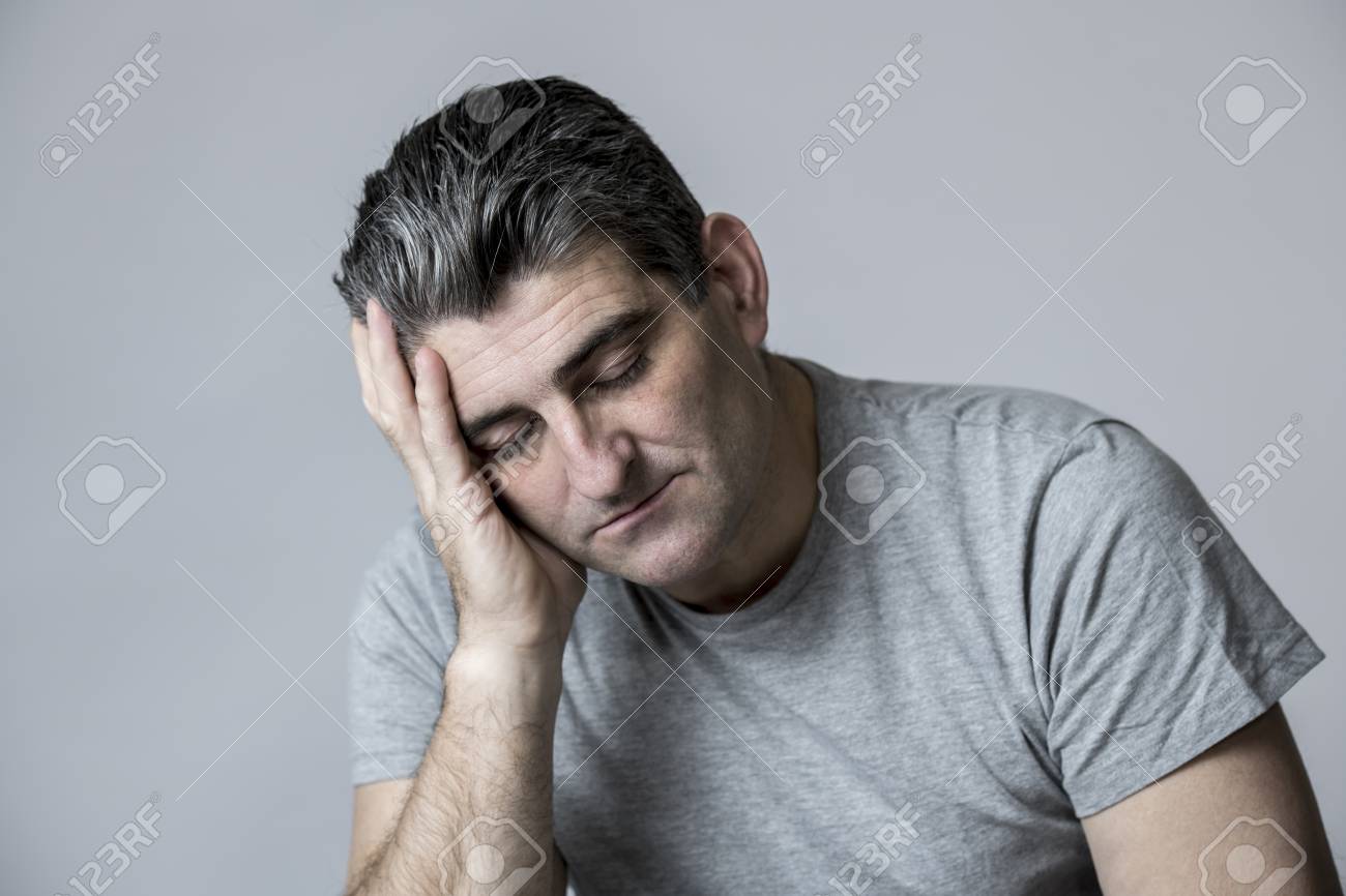 見てイライラして慎重に 40 代から 50 代悲しいと心配の男性の肖像画が心配し 悲しみ欲求不満と生活問題の概念の灰色の背景上で物思いに沈んだ表情分離 の写真素材 画像素材 Image
