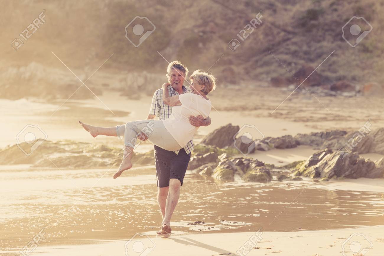 Reizendes Alteres Reifes Romantisches Paar Auf Ihrem 60s Oder 70s Ging Das Gehen Glucklich Zuruck Und Entspannte Sich Auf Strandseeufer Im Romantischen Zusammen Altern Und Ruhestands Ehemann Und Frauenlebensstilkonzept Lizenzfreie Fotos Bilder Und