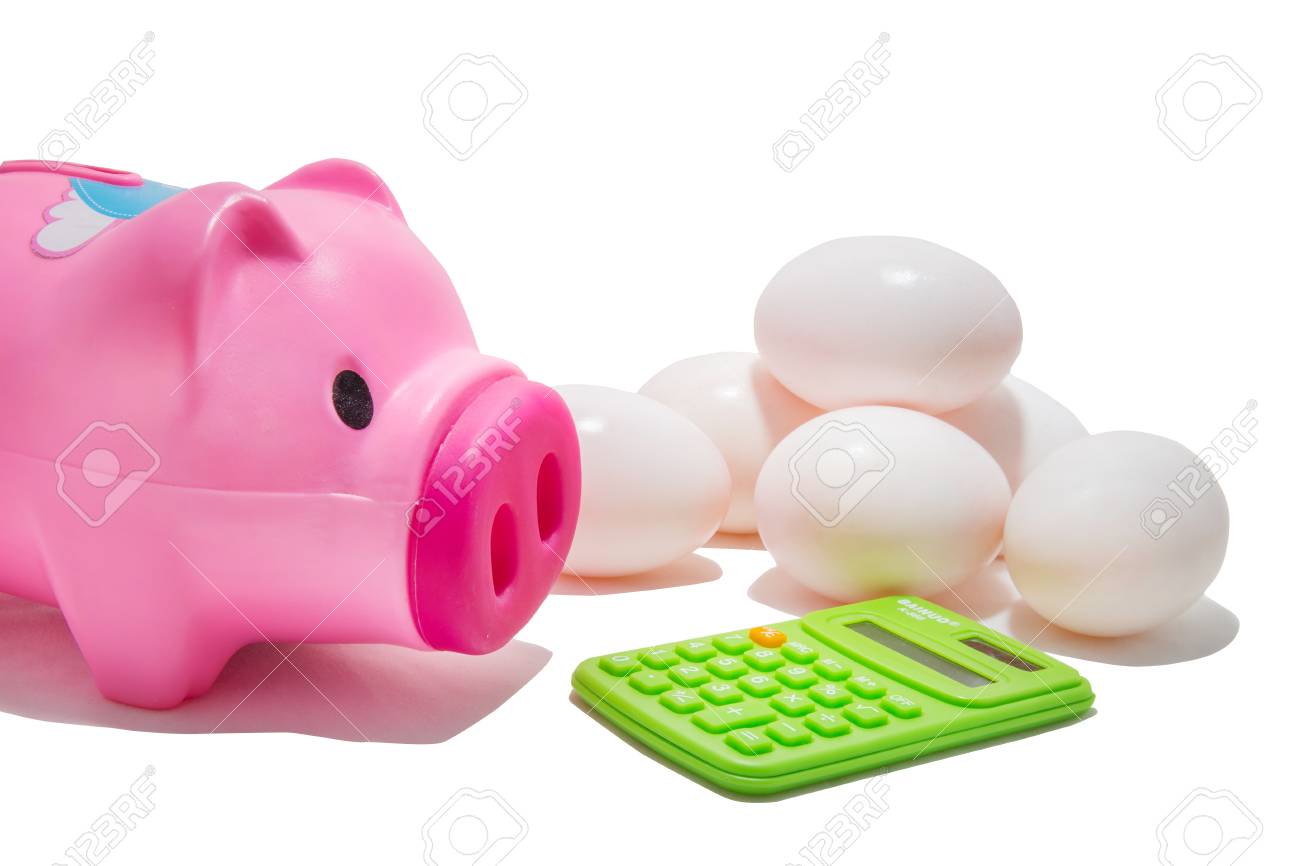 緑色の電卓はピンクのおもちゃのブタと有機のアヒルの卵 の写真素材 画像素材 Image