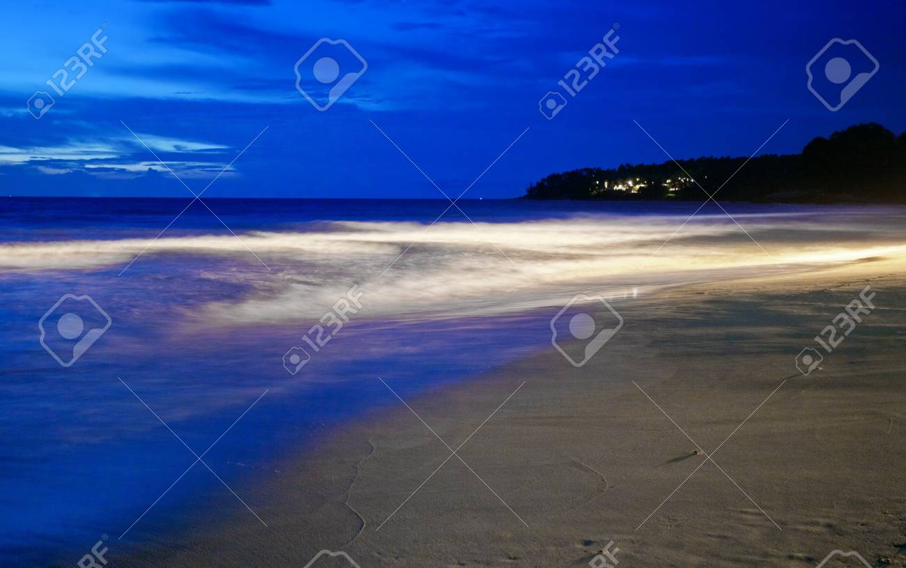 白い砂浜の熱帯の夜 プーケット タイ の写真素材 画像素材 Image