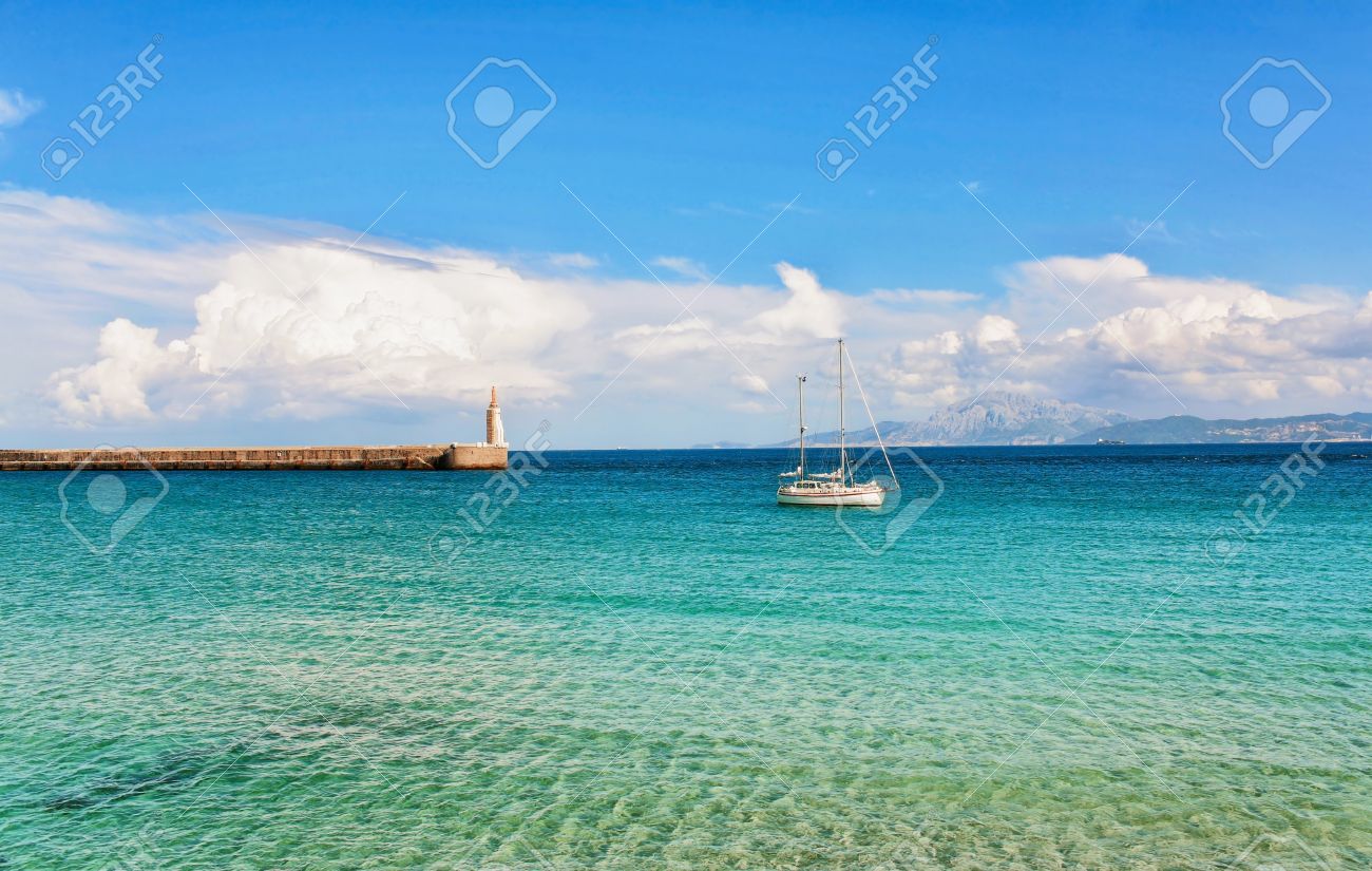 ビーチから海 スペイン タリファへの美しい眺め の写真素材 画像素材 Image