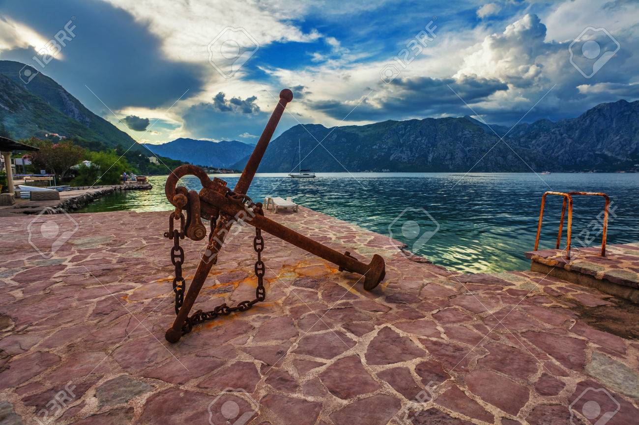 山でのウォーター フロントの古いアンカー背景の魚眼ビュー モンテネグロ の写真素材 画像素材 Image