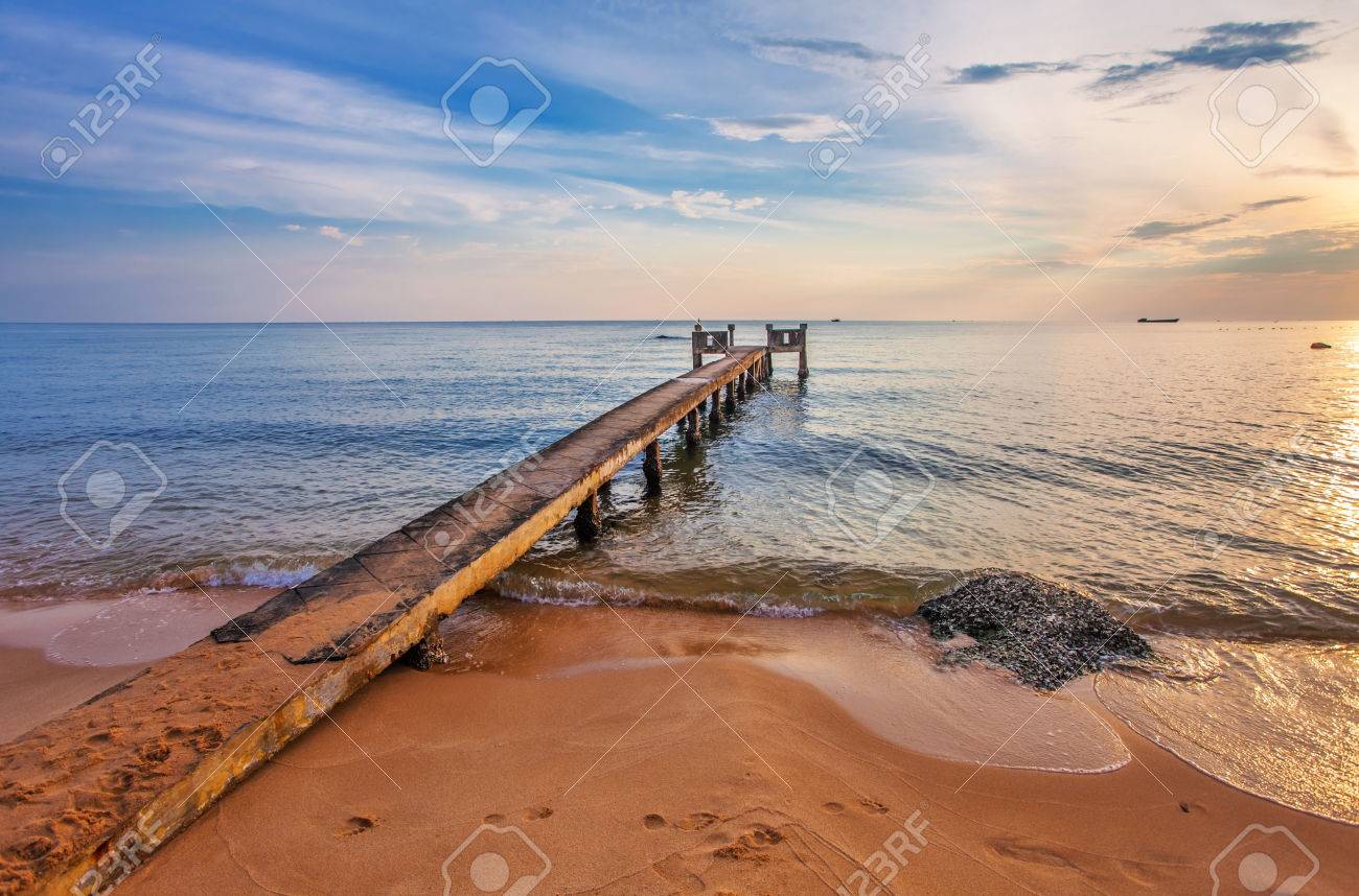 ベトナム フーコック島で海に沈む夕日 手前の桟橋 の写真素材 画像素材 Image ベトナム フーコック島で海に沈む夕日 手前の桟橋 の写真素材 画像素材 Image