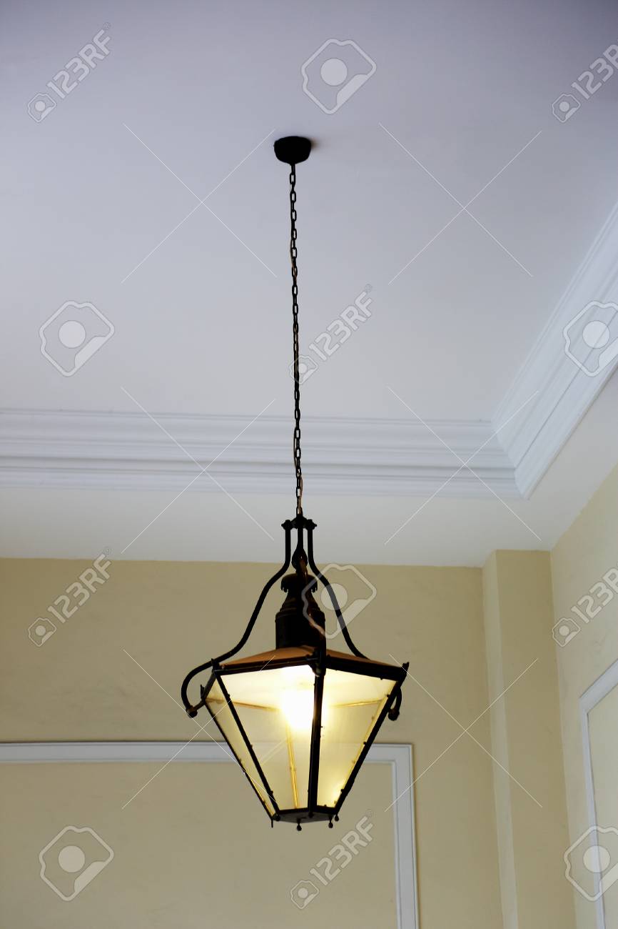 Hierro Lámpara Colgante En Una Cadena Fotos, Retratos, Y Fotografía De Archivo Libres De Derecho. Image 36753169.