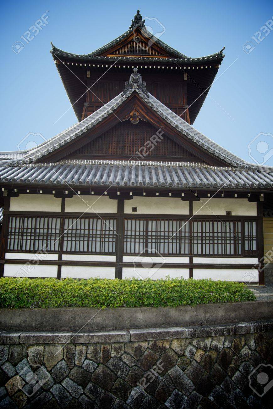 伝統的な和風の建物滋賀県植え込みに縁取られた石造りの壁の後ろの青い空の前に の写真素材 画像素材 Image