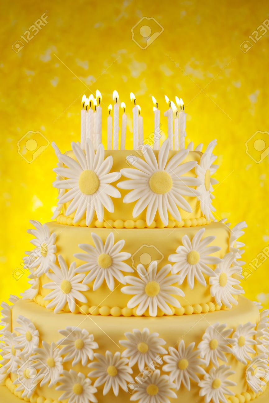 デイジーの誕生日ケーキ の写真素材 画像素材 Image