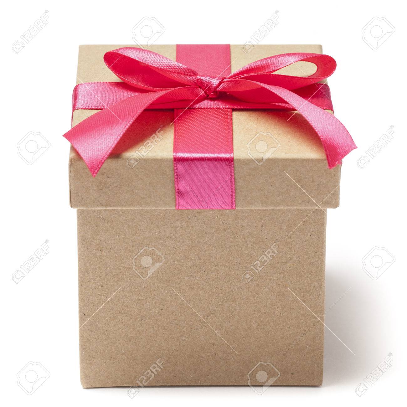 Karton Geschenk Box Mit Roter Schleife Auf Weissem Lizenzfreie Fotos Bilder Und Stock Fotografie Image