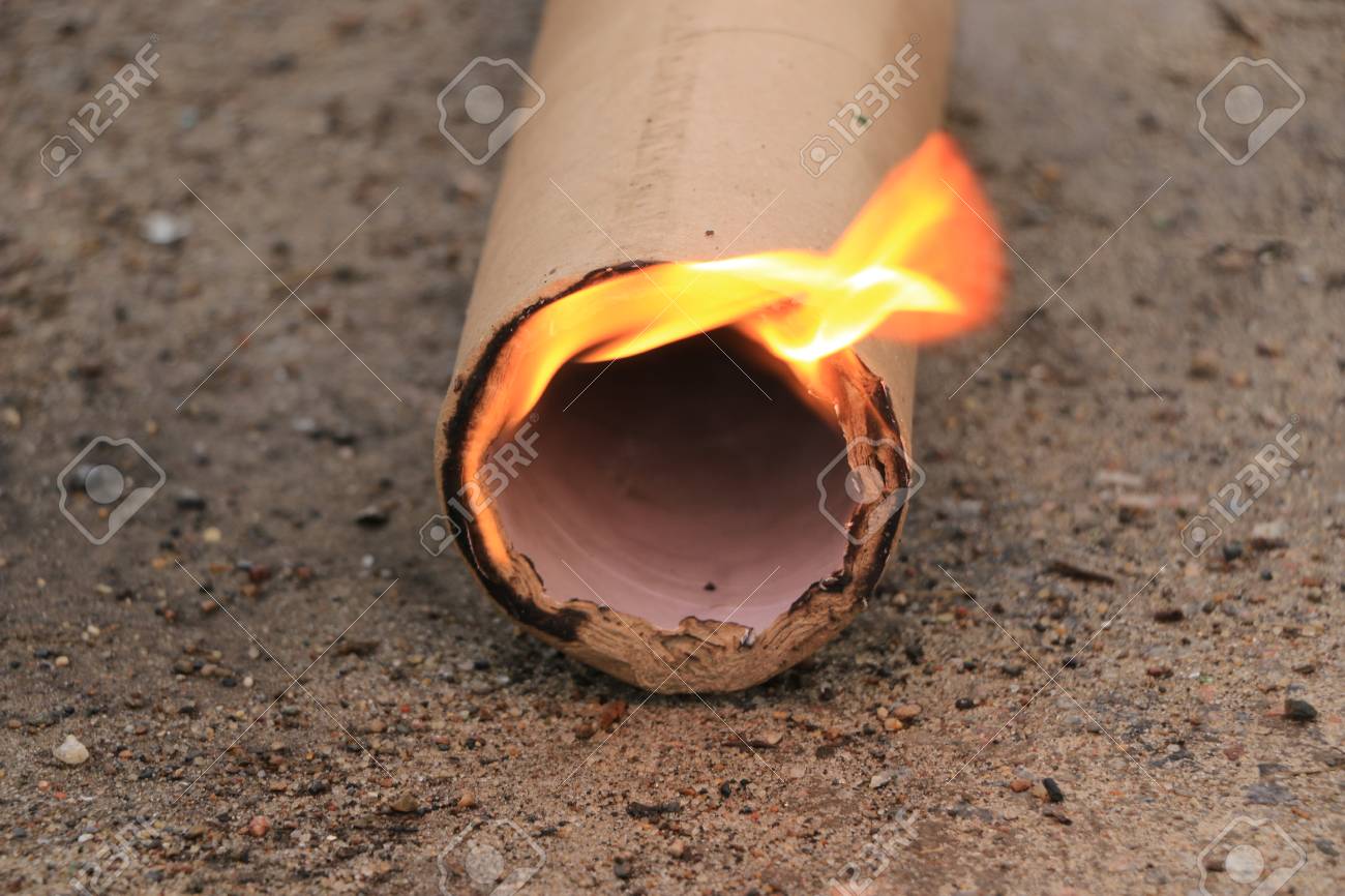 地面に押された段ボールから紙管の部分を燃やす の写真素材 画像素材 Image