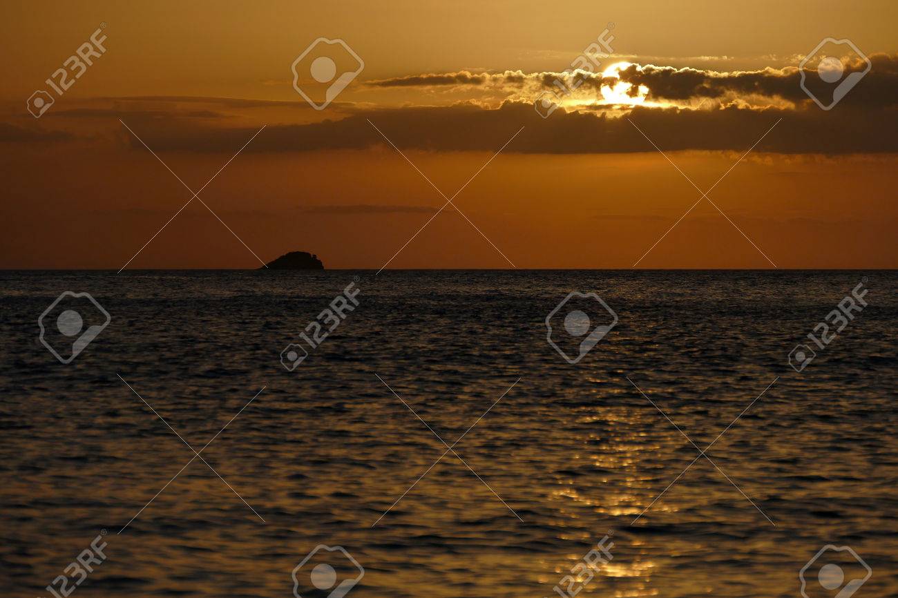 Incroyablement Beau Coucher De Soleil à Des Caraïbes Près De Léquateur à Locéan Dazur