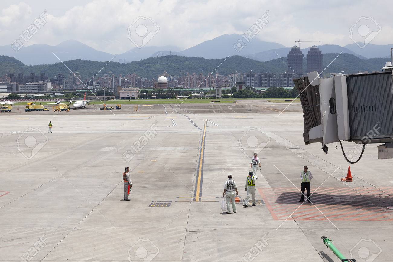 空港グランド サービスを待つ航空機がボーディング ブリッジを持つ台北松山空港で駐機場に近づいています の写真素材 画像素材 Image 空港グランド サービスを待つ航空機がボーディング ブリッジを持つ台北松山空港で駐機場に近づいています の写真素材 画像素材 Image