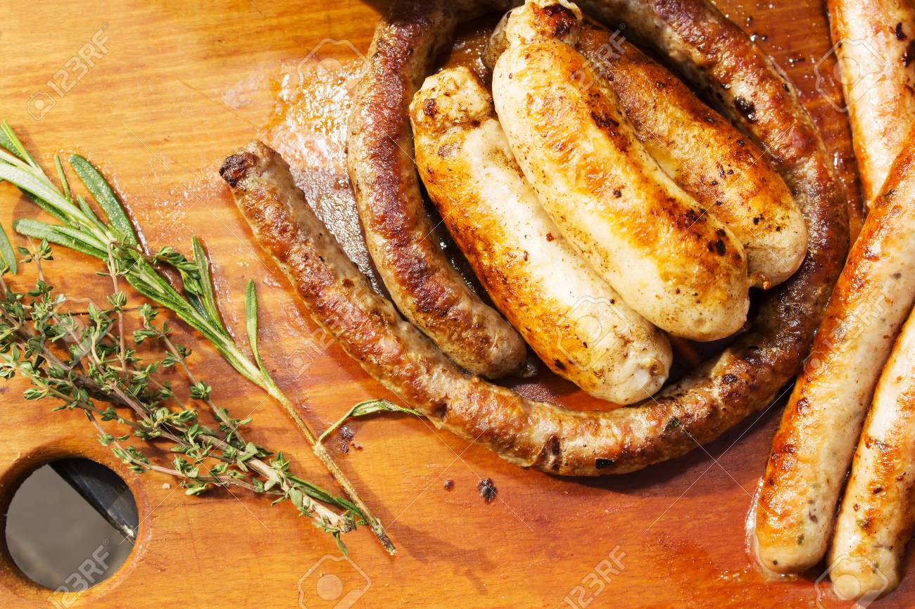 ソーセージのグリル ローズマリー ソーセージとグリーンの背景を描画します グリル バーベキュー ソーセージ屋台祭り の写真素材 画像素材 Image