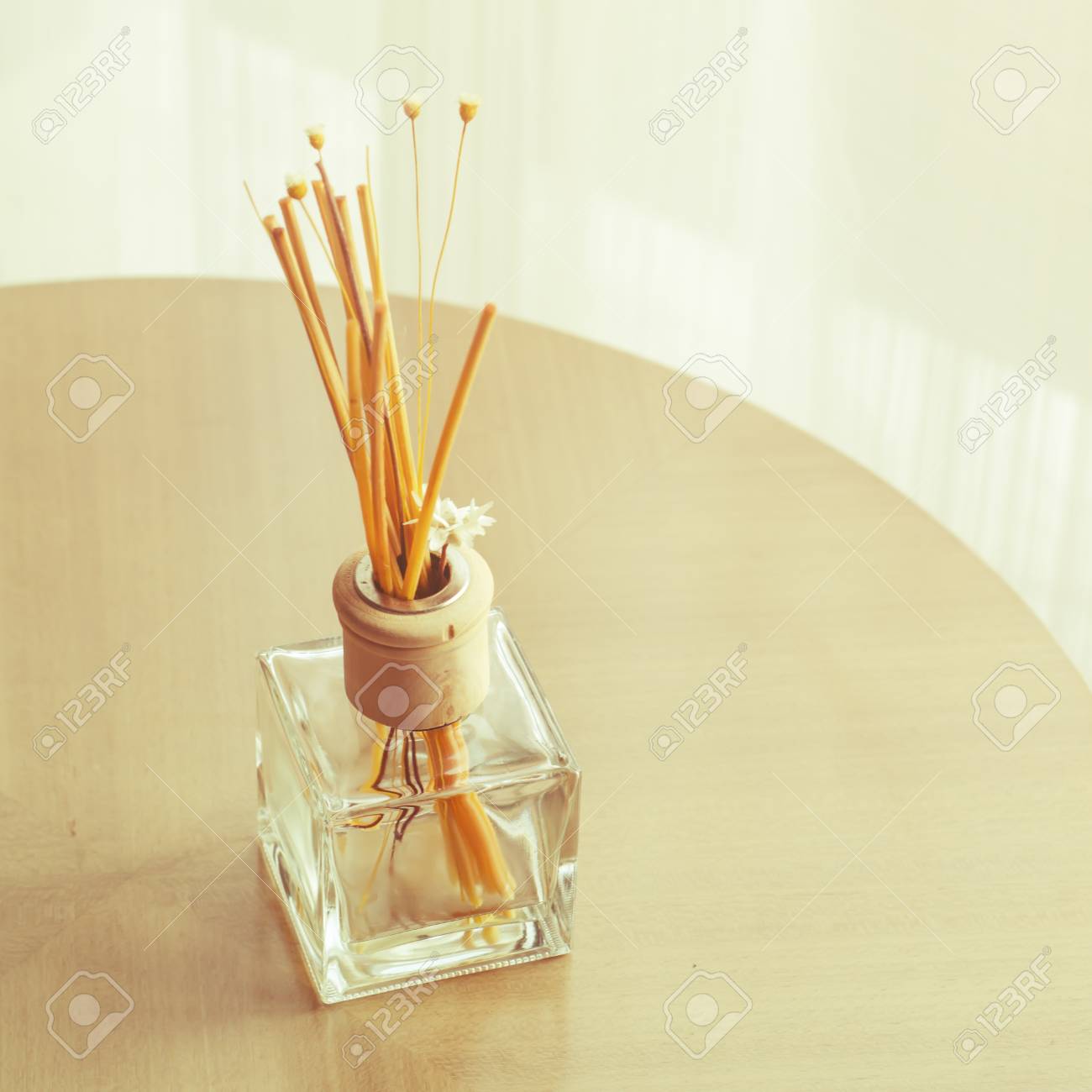 ガラス瓶アロマとビンテージ フィルターとテーブルの上を木の棒 の写真素材 画像素材 Image