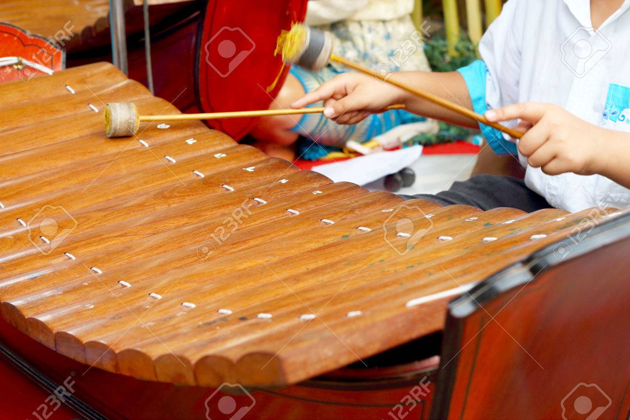 少年ヒット木琴楽器タイ の写真素材 画像素材 Image