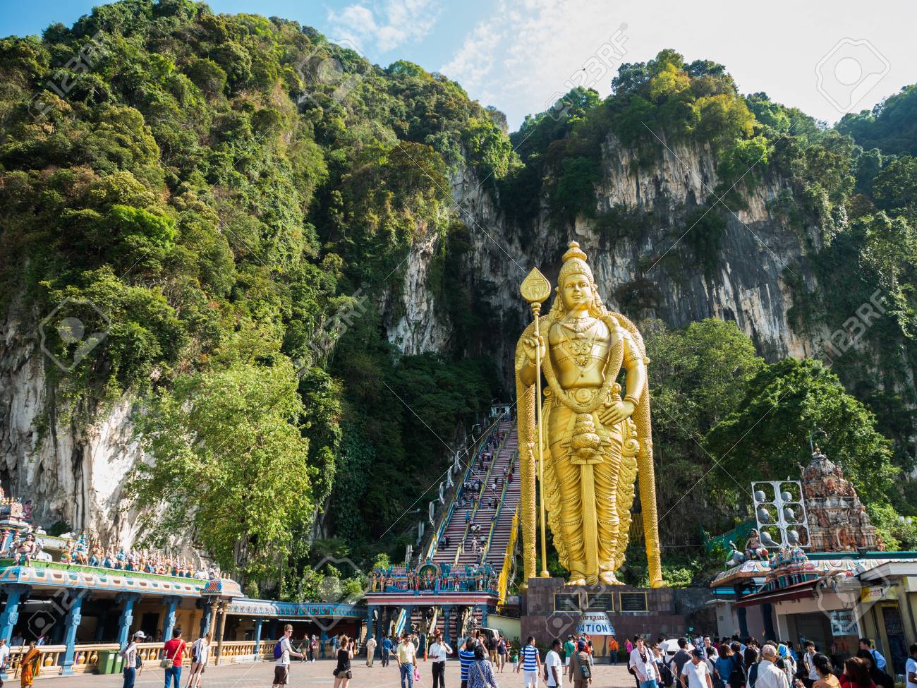 クアラルンプール マレーシア マル 1 観光と主 Murugan の像前にバトゥ洞窟の入り口 16 年 3 月 1 日にクアラルンプール マレーシア クアラルンプール北の人気の観光スポット の写真素材 画像素材 Image