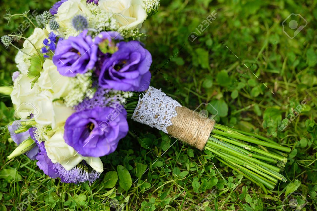 緑の草の白と紫の花を持つウェディング ブーケのクローズ アップ 種 Conmosition の写真素材 画像素材 Image 緑の草の白と紫の花を持つウェディング ブーケのクローズ アップ 種 Conmosition の写真素材 画像素材 Image