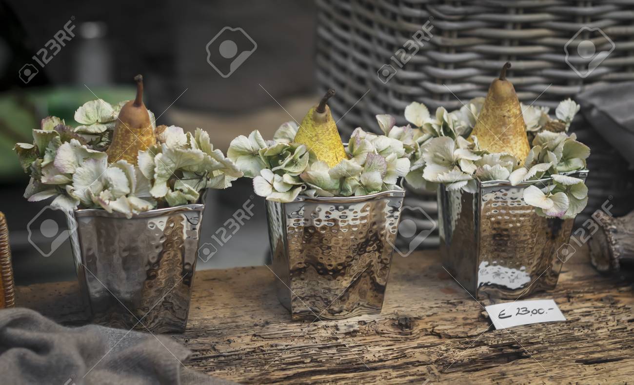 Decoración De Escaparates - Peras Y Flores De Hortensia En Unos