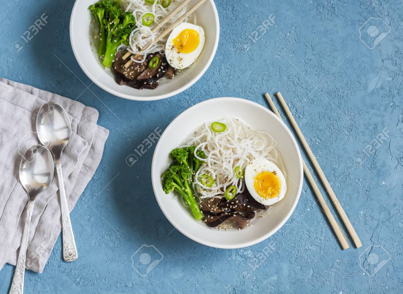 sopa de fideos con huevo cocido