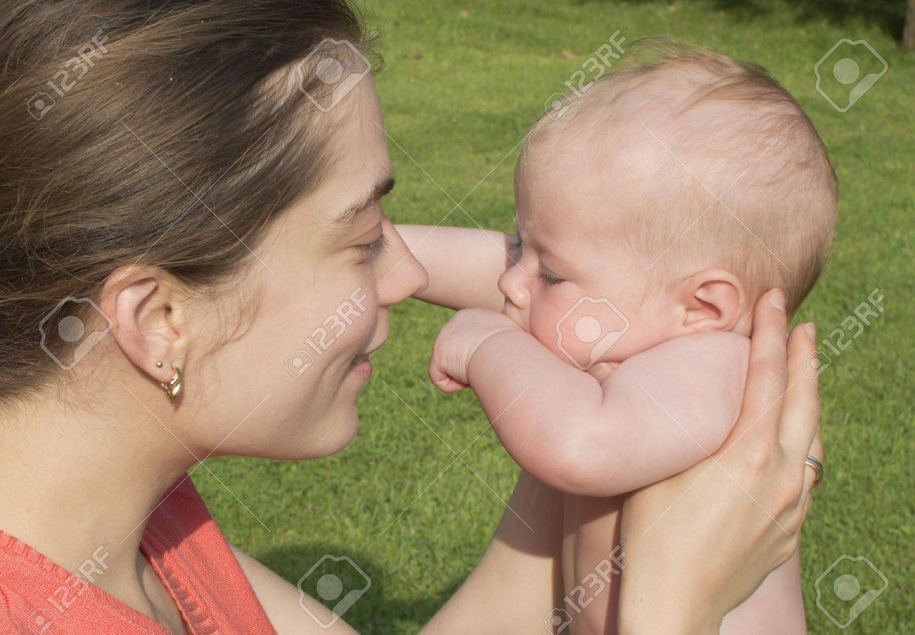 Joven Madre Se Comunica Con El Bebé Cuarto Mes Fotos, Retratos ... Joven Madre Se Comunica Con El Bebé Cuarto Mes Fotos, Retratos ...