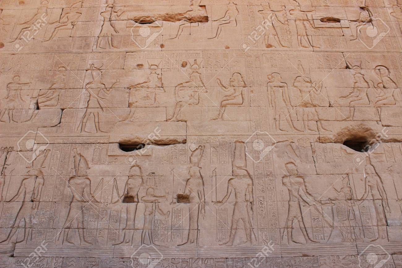 デンデラのハトホル神殿の壁に Frescoe の写真素材 画像素材 Image