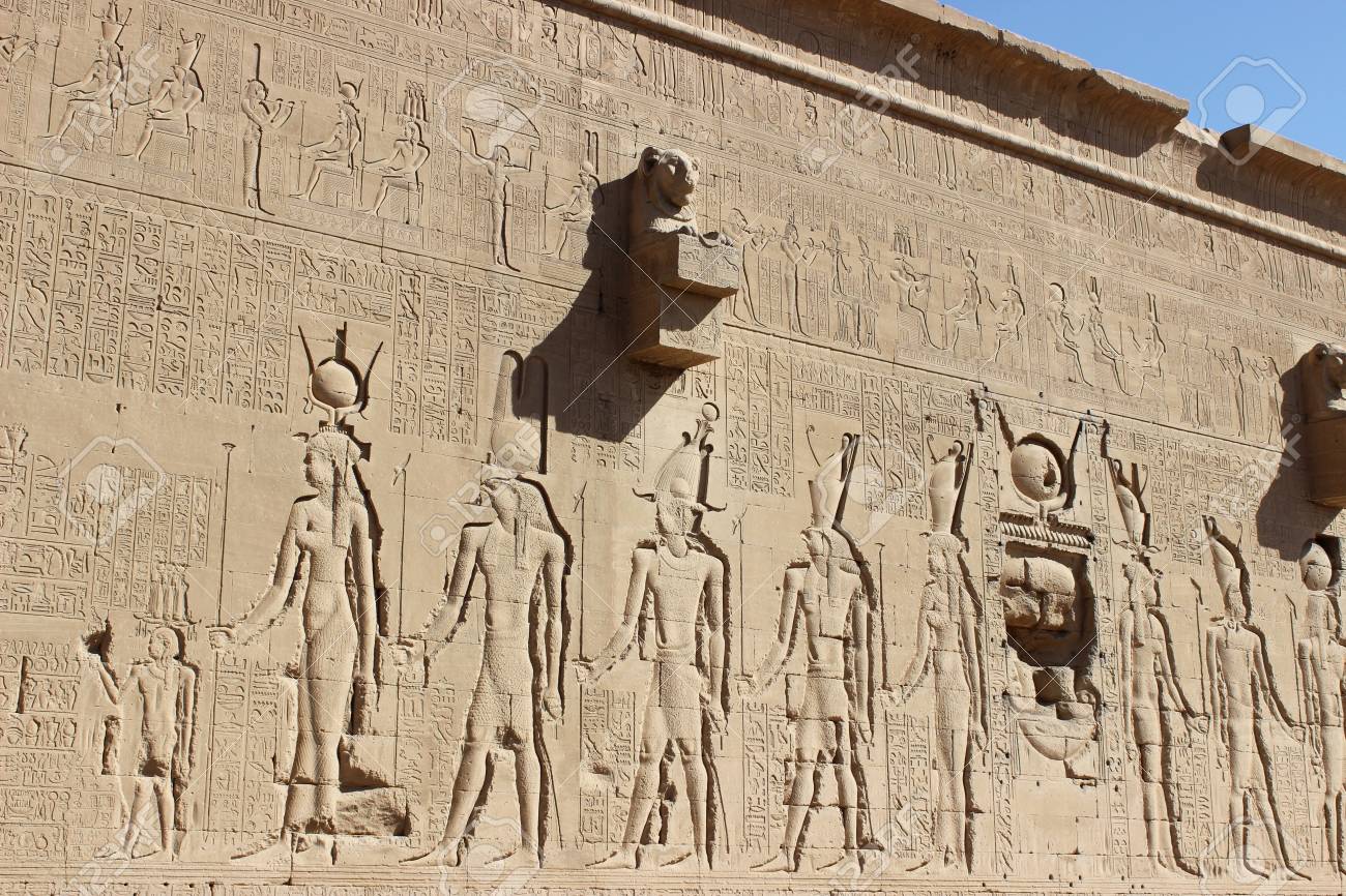 デンデラのハトホル神殿の壁に Frescoe の写真素材 画像素材 Image
