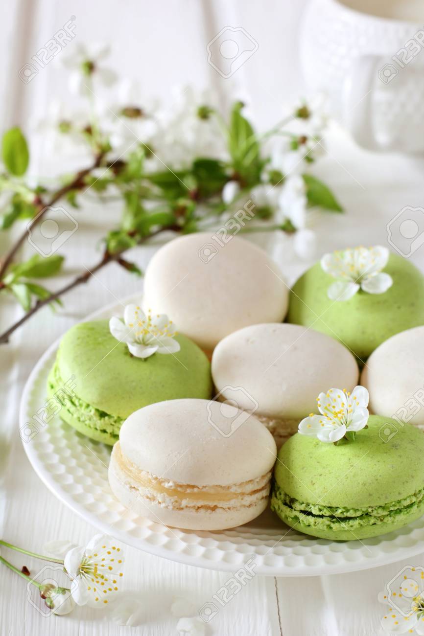 Vanille Et Macaron Pistache Decoree De Fleurs De Printemps Sur Un Fond Blanc Banque D Images Et Photos Libres De Droits Image
