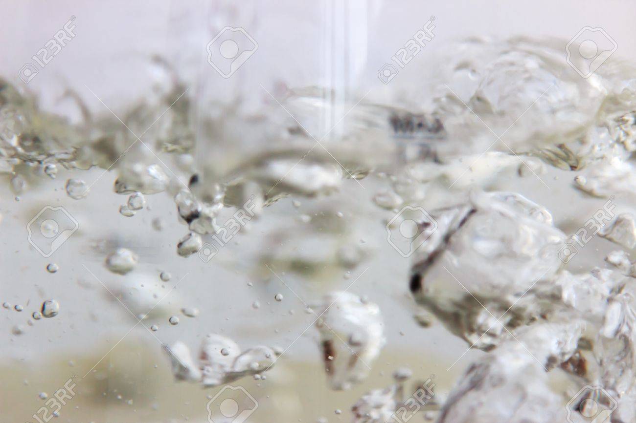 電気ポットに水を沸騰の泡のスタジオ撮影 の写真素材 画像素材 Image