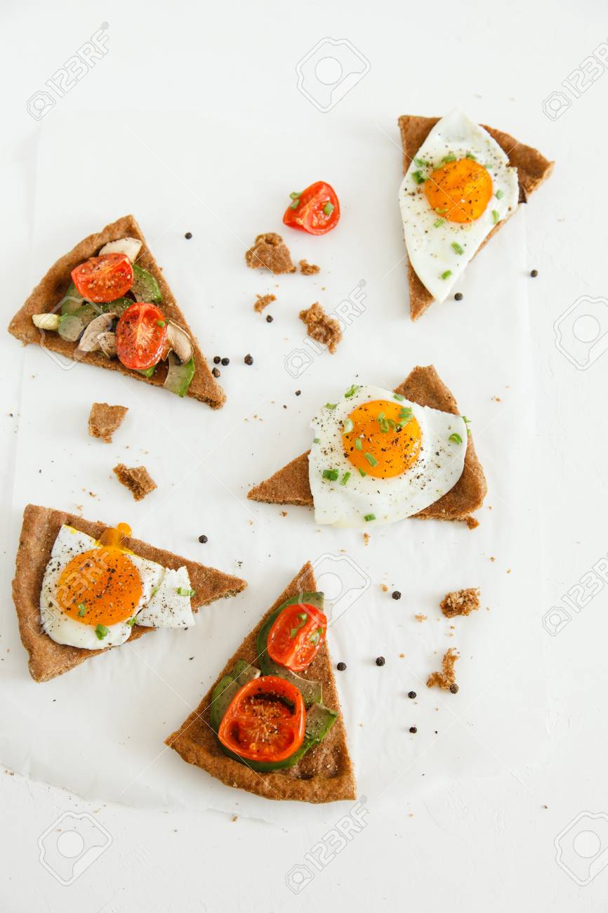Rebanadas De Pastel Similar A La Pizza Con Verduras Huevo Y Aguacate Se Encuentran En El Fondo Blanco Vista Desde Arriba Luz Del Día Espacio Para Tu Texto Fotos Retratos Imágenes Y