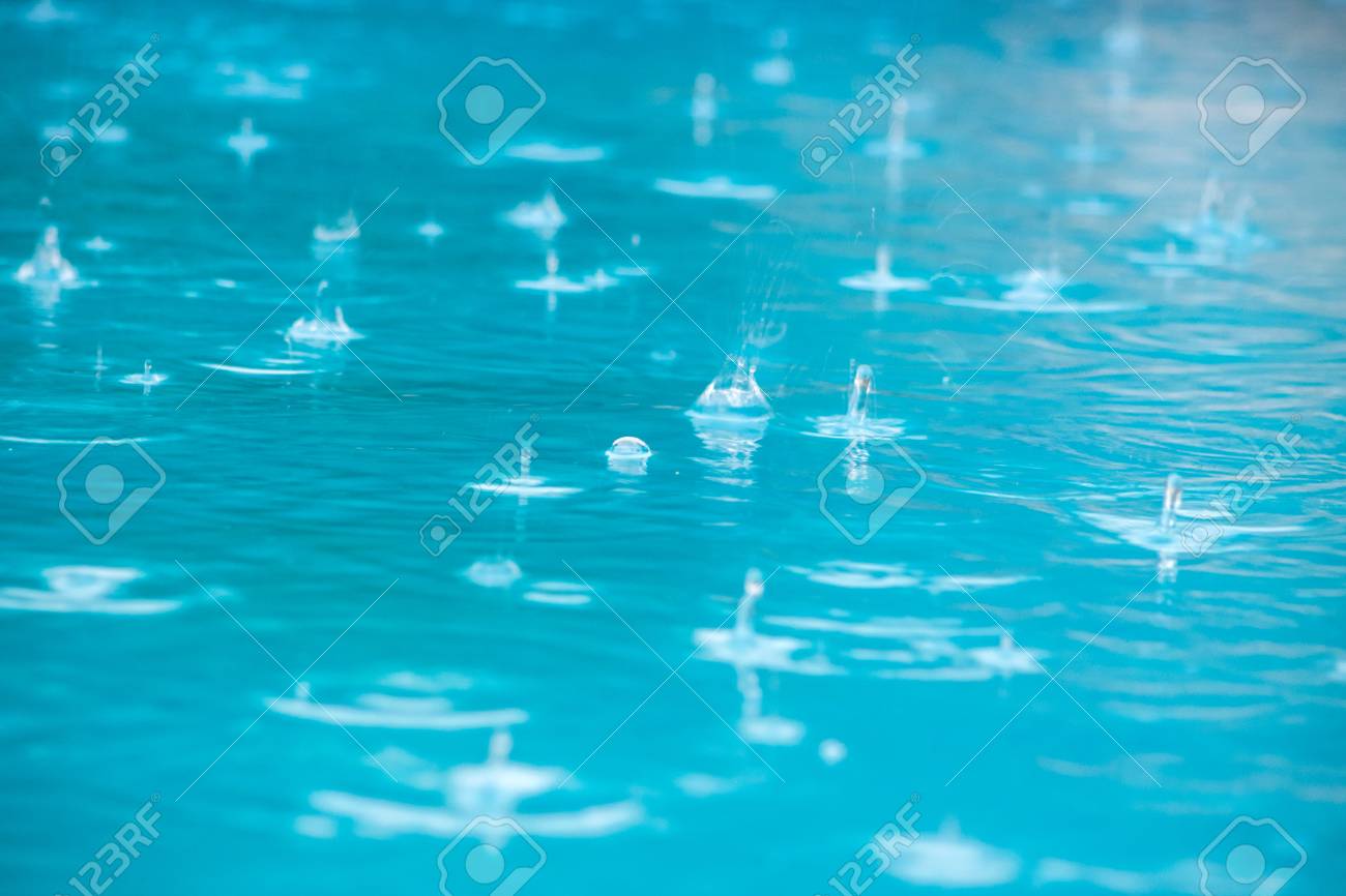 スイミング プールに落ちる雨のしずくのクローズ アップ の写真素材 画像素材 Image スイミング プールに落ちる雨のしずくのクローズ アップ の写真素材 画像素材 Image