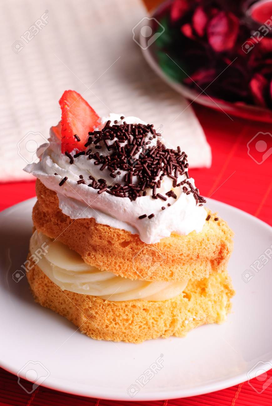 Genoise Avec Creme Patissiere Et Creme Fouettee Banque D Images Et Photos Libres De Droits Image