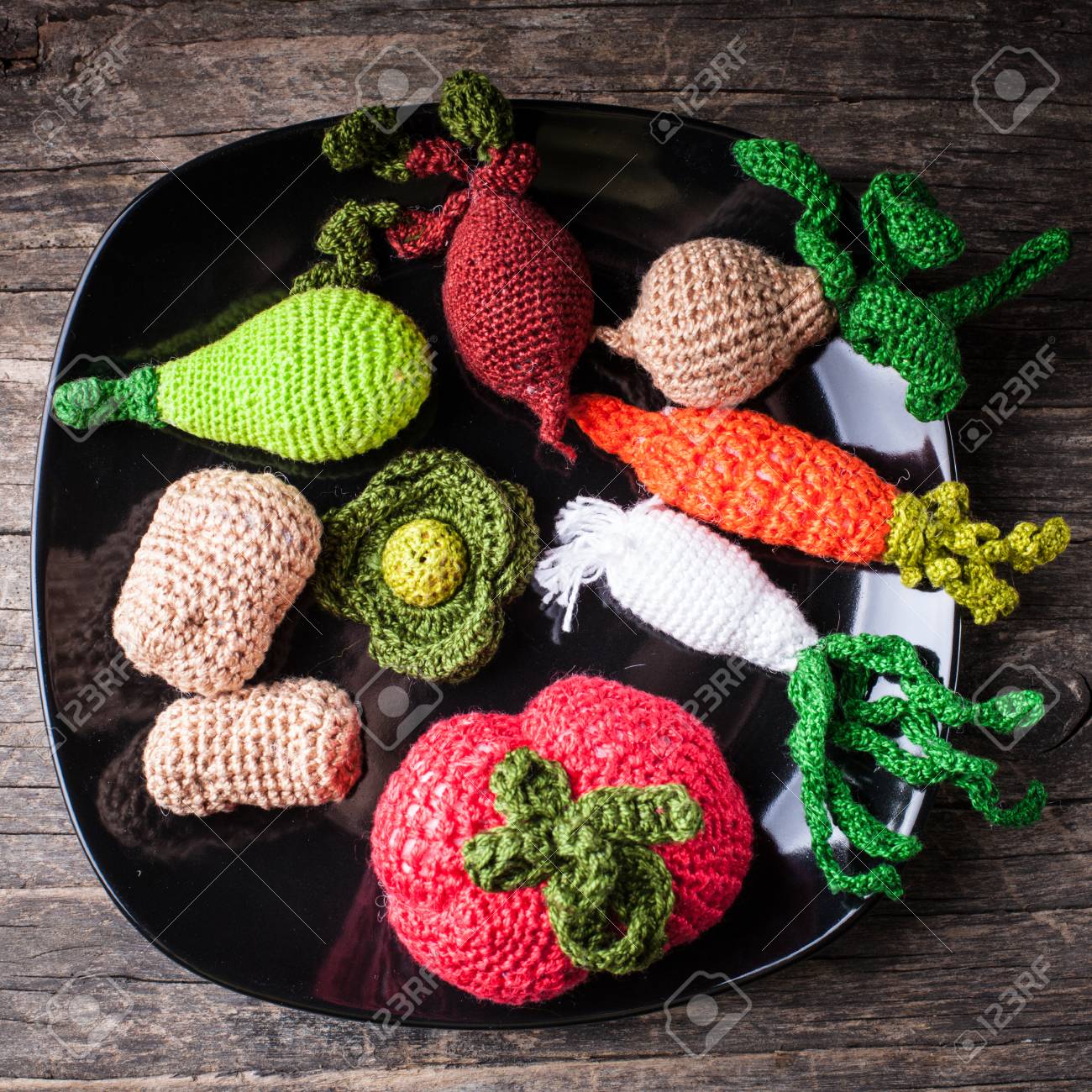 Légumes crochet sur une plaque jouets écologiques pour les enfants et décor de cuisine Légumes crochet sur une plaque jouets écologiques pour les enfants et décor de cuisine
