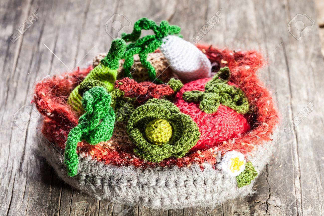 Légumes crochet sur une plaque jouets écologiques pour les enfants et décor de cuisine Légumes crochet sur une plaque jouets écologiques pour les enfants et décor de cuisine