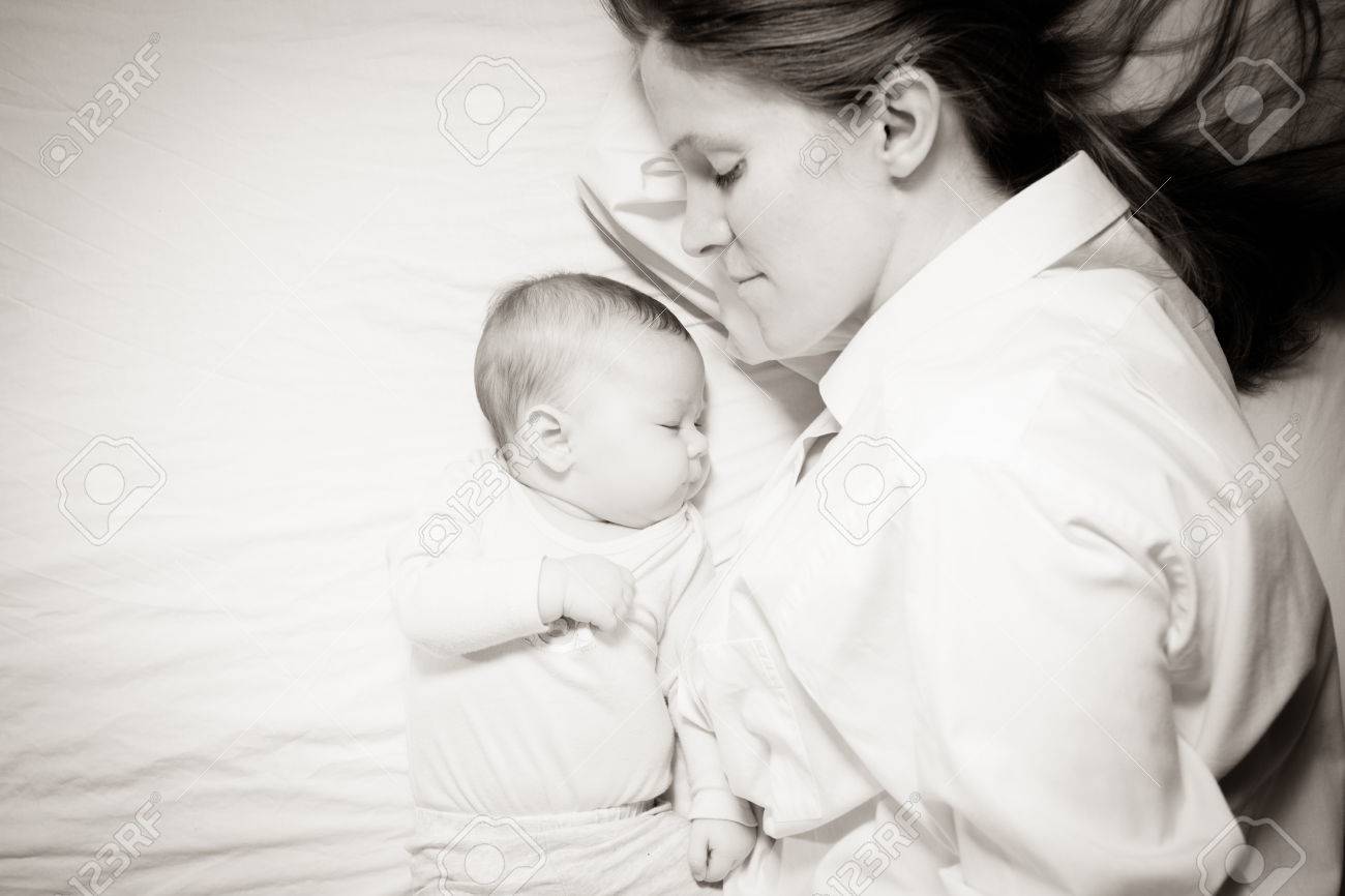 母親と赤ちゃんの添い寝 の写真素材 画像素材 Image