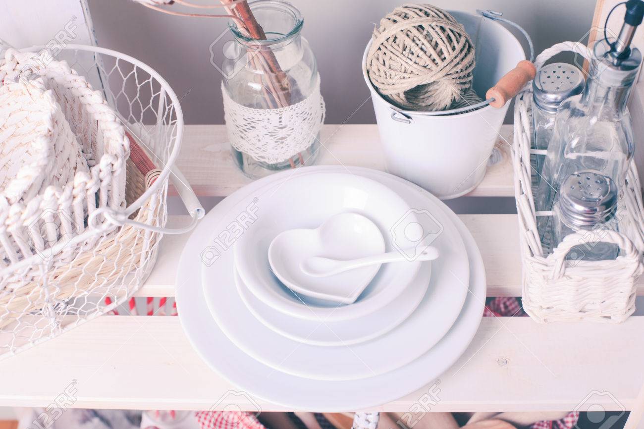 Schöne Haushaltswaren Und Geschirr In Der Küche Zu Shabby Chic Stil