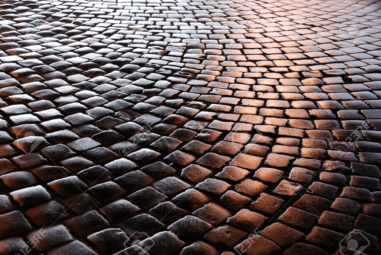 ベルギー ブロック舗装の花崗岩の石畳が夜撮影します の写真素材 画像素材 Image