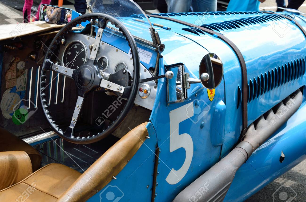 L Espace Interieur Et Exterieur De L Ancienne Voiture De Course Banque D Images Et Photos Libres De Droits Image