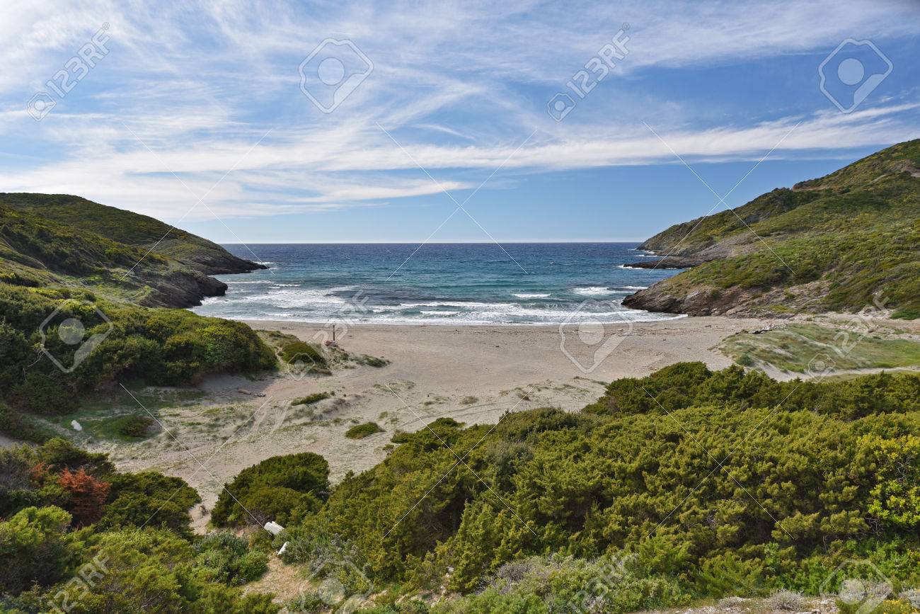 La Plage De Sable Est Entouré De Falaises Et Des Collines Verdoyantes Couvertes De Maquis Dans Le Cap Corse Ceci Est La Côte Corse Le Plus Attrayant