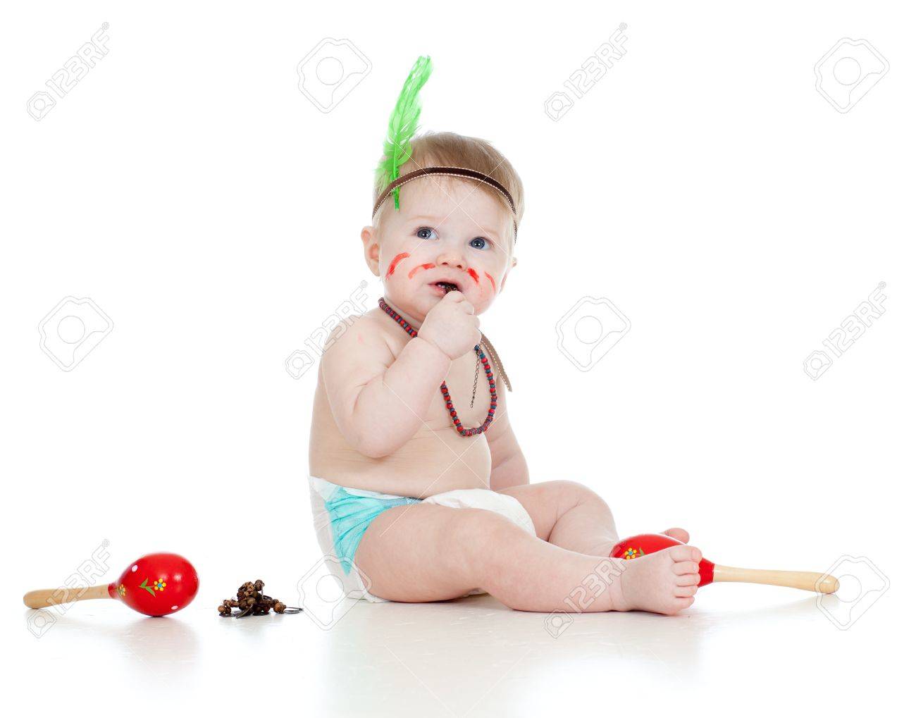 Bebe Divertido Como Nino Indio Con Plumas Y Maracas Fotos Retratos Imagenes Y Fotografia De Archivo Libres De Derecho Image