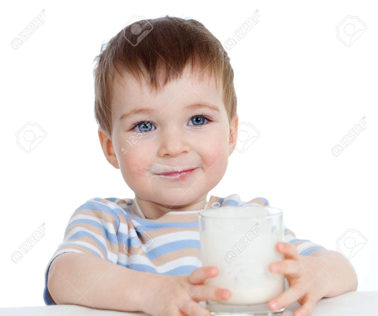 白で飲むヨーグルトまたはケフィアを赤ちゃん の写真素材 画像素材 Image