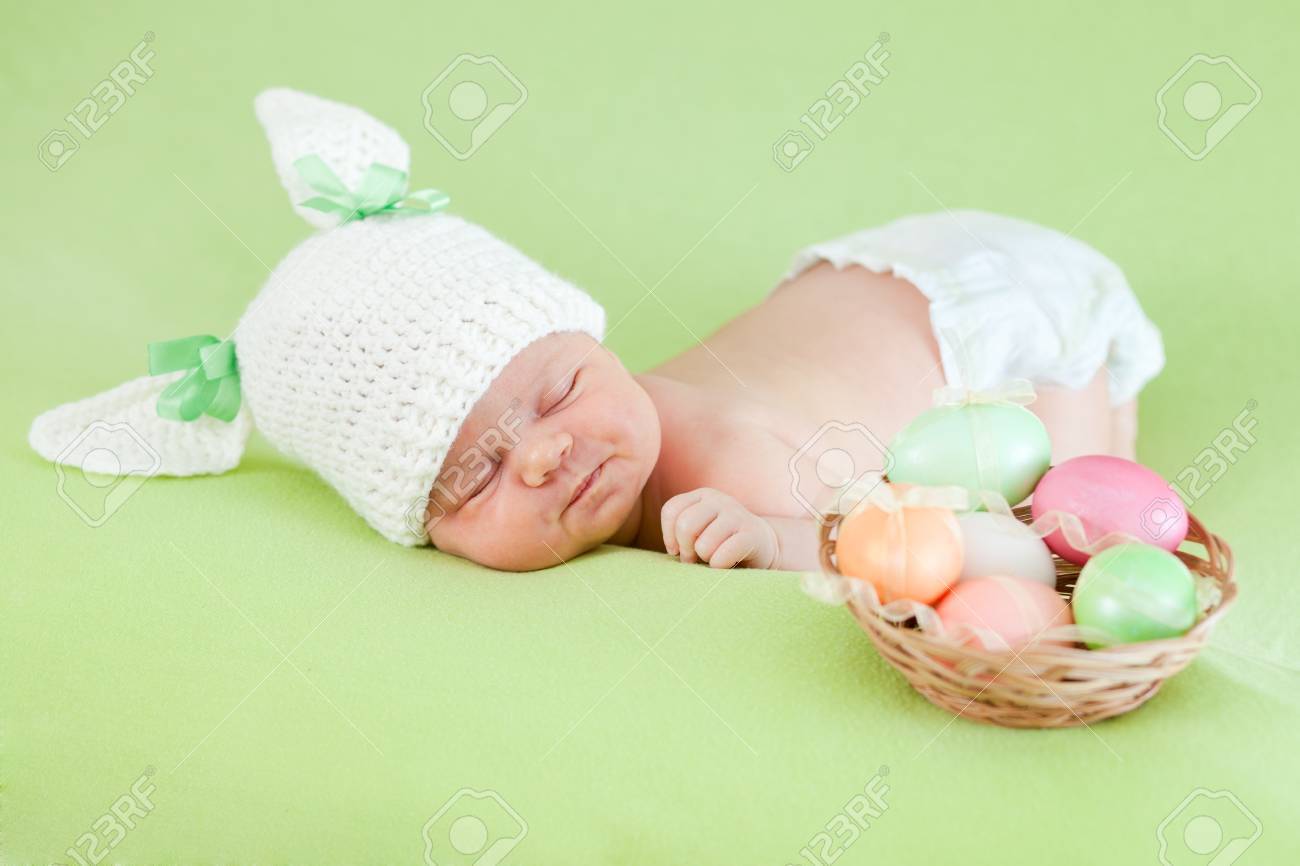 Adorable Bebe Habille En Lapin De Paques Avec Des Oeufs Bouchon Banque D Images Et Photos Libres De Droits Image